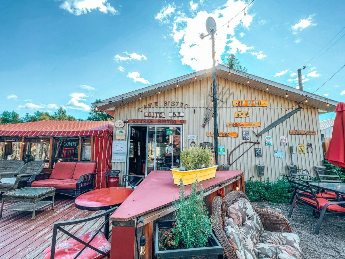 Auberge Mandala Saint-Mathieu-du-Parc Buitenkant foto